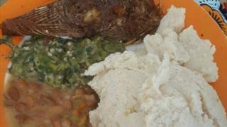 Ugali pamoja na kitoweo cha samaki na mboja za majani