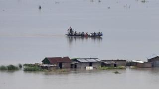 আসামের মোরিগাঁও জেলায় প্লাবিত একটি গ্রাম।