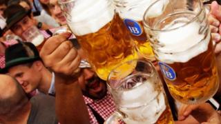 Un grupo de personas brindando con cerveza en Baviera