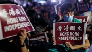 港独示威者举起“香港独立”标语牌(资料图片)