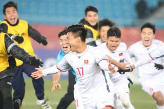 U23 Việt Nam mừng thắng lợi ở sân Thường Châu