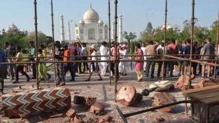 Algumas estruturas externas do Taj Mahal, do lado oposto do jardim, foram destruídas por ventos fortes