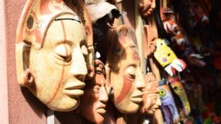 Máscaras maias em loja de Tikal na Guatemala