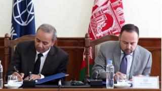 اکلیل حکیمی، وزیر دارایی افغانستان (راست) و شبهام چودری، رئیس بانک بانک جهانی برای افغانستان