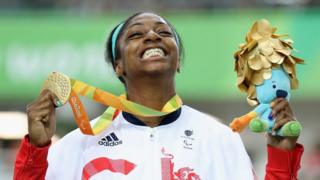 Kadeena Cox en el podio