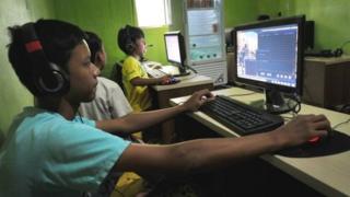 İnternet kafedeki çocuklar