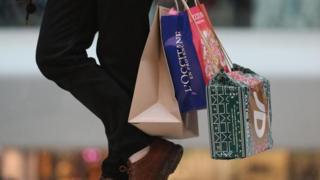كيف تدخر الأموال بالامتناع عن الشراء لمدة عام؟
