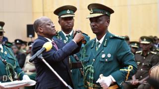 Rais wa Jamhuri ya Muungano wa Tanzania Dkt. John Pombe Magufuli akimvalisha cheo Phaustine Martin Kasike kuwa Kamishna Jenerali wa Jeshi la Magereza Tanzania, Ikulu jijini Dar es Salaam.Julai 14,2018