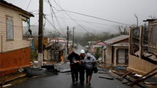 避難する住民を助ける救助隊員(プエルトリコ・グアヤマ)