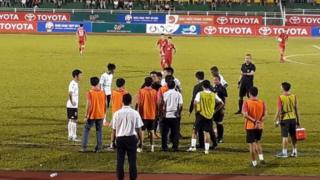 V-League từng chứng kiến vụ "lùm xùm" khi các cầu thủ Long An bỏ mặc đối thủ TP. Hồ Chí Minh ghi bàn để phản đối trọng tài.
