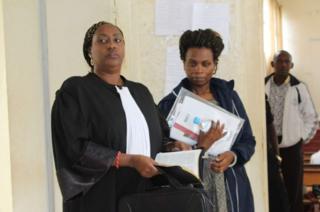 Violette Uwamahoro(kulia) pamoja na wakili wake