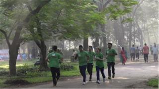 রমজানের সময় দিনের পরিবর্তে সন্ধ্যার পর হাঁটা বা শরীর চর্চার পরামর্শ দিচ্ছেন বিশেষজ্ঞরা