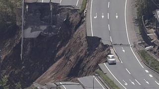 崩れ落ちた道路(熊本県南阿蘇村)