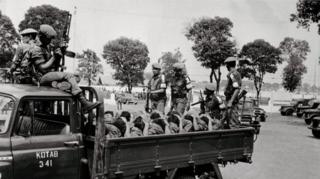 Tentara mengangkut sejumlah orang diduga anggota Pemuda Rakyat, 1965.