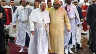 Папа Франциск был принят королем Марокко Мохаммедом VI после высадки из его самолета в международном аэропорту Рабат-Сале