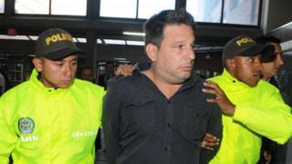Raúl Gutiérrez escoltado por dos policías.