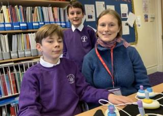 Theo Holroyd, Ollie Gerety ve Cecily Morrison
