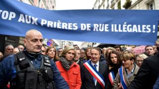 Clichy Mayor Remi Muzeau (C), and President of the Paris Regional Council Valerie Pecresse (L), lead a demonstration against Muslim streets prayers, on November 10, 2017, in Clichy, near Paris