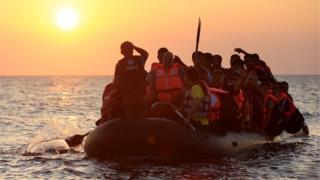 Barco com refugiados no Mediterrâneo