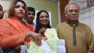 রুহুল কবির রিজভির কাছ থেকে মনোনয়নপত্র সংগ্রহ করছেন বেবি নাজনিন এবং সামা ওবায়েদ।