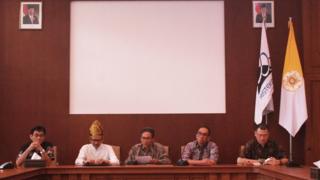 (ki-ka) Wakil Rektor Bidang Pendidikan, Pengajaran, dan Kemahasiswaan, Djagal Wiseso Marseno; Dekan Fakultas Teknik UGM, Nizam; Rektor UGM, Panut Mulyono; Wakil Rektor bidang Kerja Sama dan Alumni, Paripurna Poerwoko Sugarda; Dekan Faultas Ilmu Sosial dan Ilmu Politik (Fisipol) UGM, Erwan Agus Purwanto.