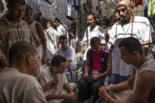 Insassen spielen Karten, während andere im Chalatenango Penal Center in El Salvador zuschauen. 7. November 2018.