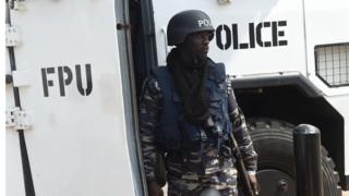 Policeman dey ground for Ghana plus eim weapon as ei make ready for action