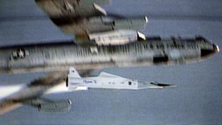 नासा के X-43A हाइपरसोनिक रिसर्च विमान की टेलीविज़न तस्वीर, इसे 16 नवंबर 2004 को B-52 करियर एयरक्राफ़्ट विमान से लॉन्च किया गया था
