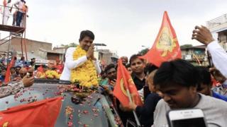 રેલીમાં લોકોનું કારમાંથી અભિવાદન ઝીલતા અલ્પેશ ઠાકોર