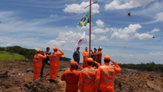 Integrantes das equipes de resgate prestam homenagem às vítimas de Brumadinho