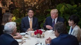 Nəzarətçilərin gigiyenik olmadığını müəyyən etdiyi obyektdə Donald Trump Yaponiyanın baş naziri Sinzo Abe ilə yemək yeyib