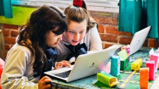 Dos niñas en una escuela en Uruguay
