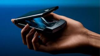 Нова Motorola Razr - це всеосяжний екран в середині, без місця для клавіатури, як в попередника