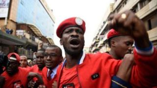 Abajejwe umutekano barahagaritse Bobi Wine bamena idirisha ry'imodoka imbere y'ukuyitera vya vyuka bikoroza amosozi bamukwegera hanze.