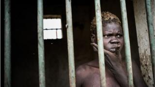 Obinrin were to wa ninu ahamọ