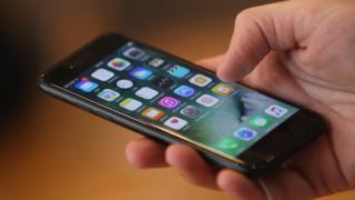 Un iPhone 7 testé dans un Apple store de Berlin le 16 septembre 2016.