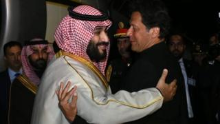Pakistan Başbakanı İmran Khan, Muhammed Bin Salman'ı askeri havalimanında karşıladı.