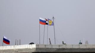 Флаги России, Турции и военного совета Манбиджа