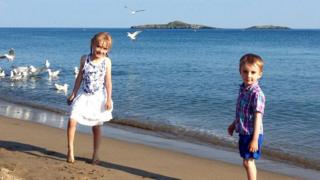 Lleucu a'i brawd bach ar draeth Aberdaron