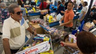 Fila en un supermercado de Miami
