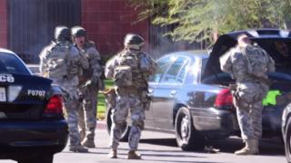 乱射事件現場の警察特殊部隊