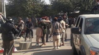 Боевики талибов обнимают друг друга в Кундузе