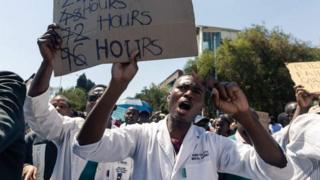 Guhera mu kwezi kwa cyenda, abaganga bo muri Zimbabwe bari mu myigaragambyo basaba kongererwa umushahara