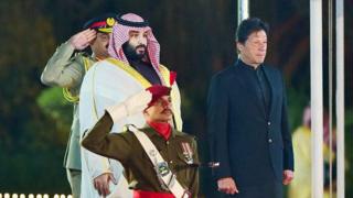 محمد بنسلمان (چپ) با استقبال گرم دولت پاکستان به این کشور سفر کرده است