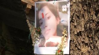 సంధ్యారాణి ఫోటోకు పూల మాల వేసిన చిత్రం