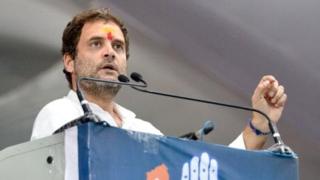 राहुल गांधी भाषण करताना