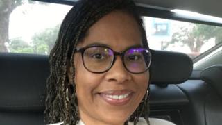 Nathalie Yamb en route pour répondre à la convocation de la préfecture de police