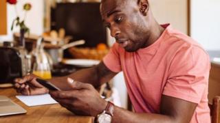 “Cheers” là một lời chào cuối email chấp nhận được ở Anh, nhưng nó có thể gây bối rối cho những người chỉ biết nó được dùng để nói khi cụng ly trong quán.