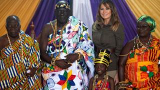 Melania Trump a rendu visite à des chefs traditionnels ghanéens.