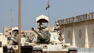 Tora Cezaevi dışındaki bir tank